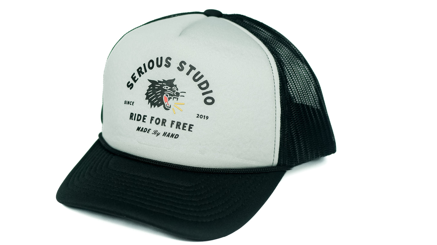 SERIOUS STUDIO ICONIC TRUCKER HAT - GREY / WHITE