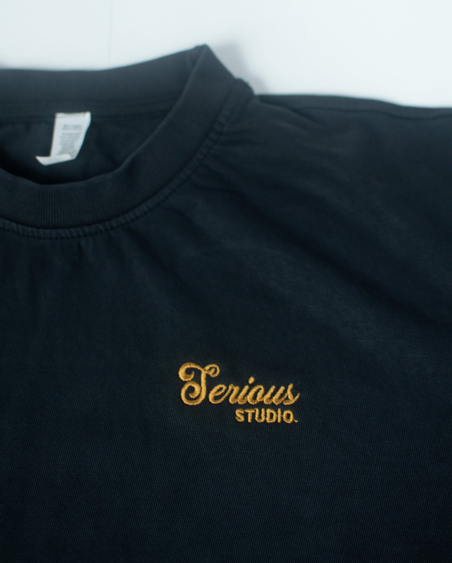 SERIOUS STUDIOS SCRIPT TEE - BLACK /  GOLD