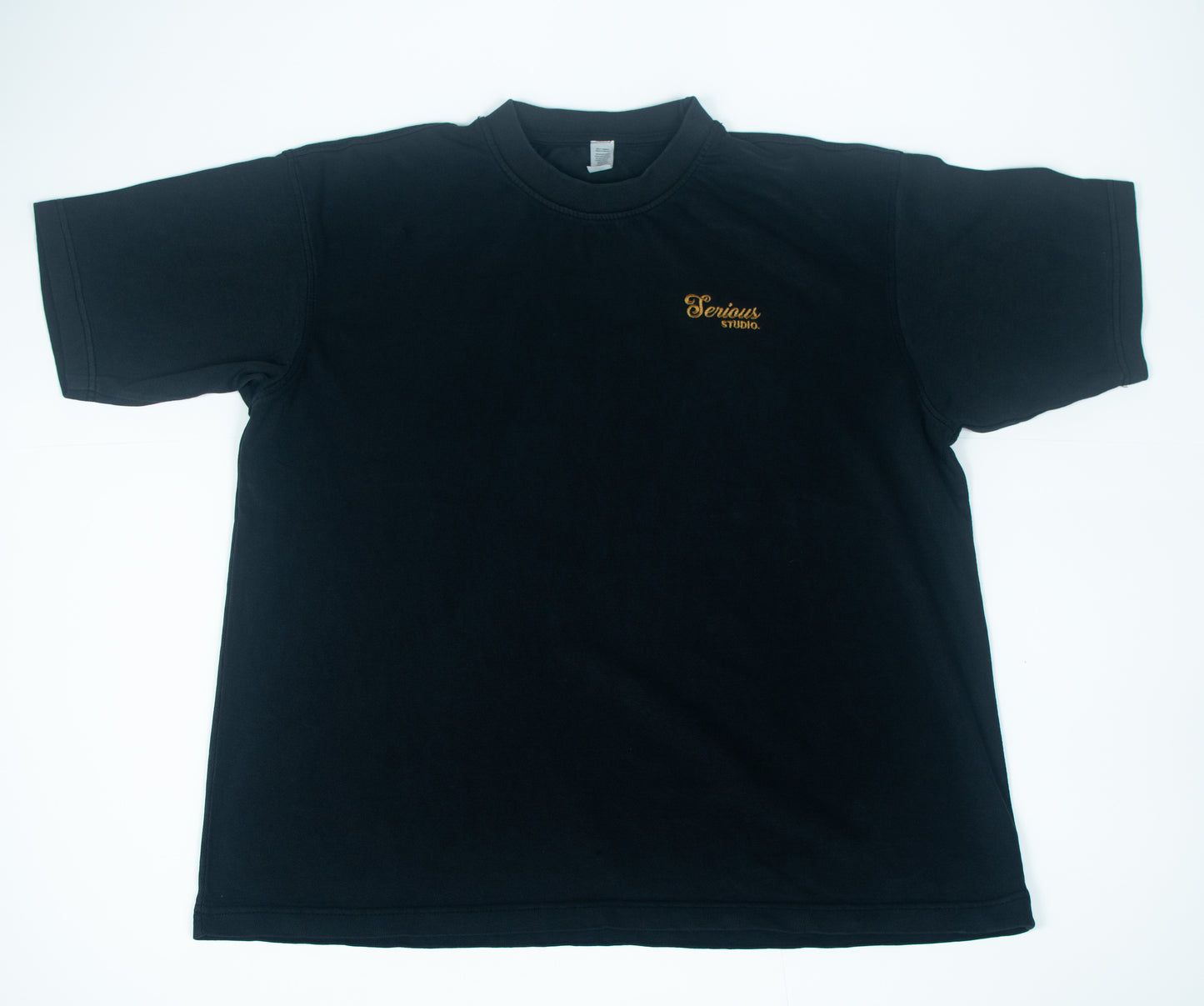 SERIOUS STUDIOS SCRIPT TEE - BLACK /  GOLD