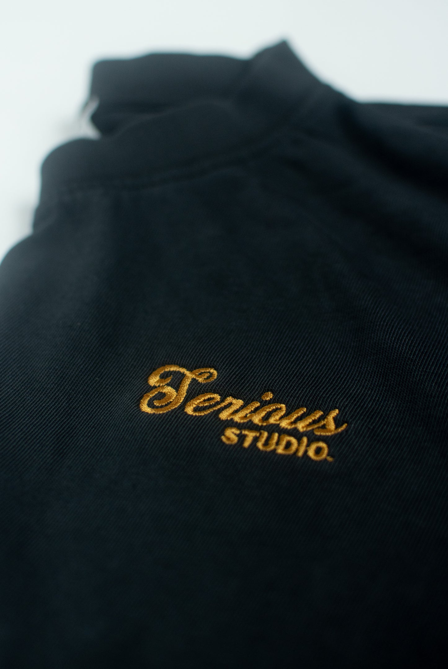 SERIOUS STUDIOS SCRIPT TEE - BLACK /  GOLD